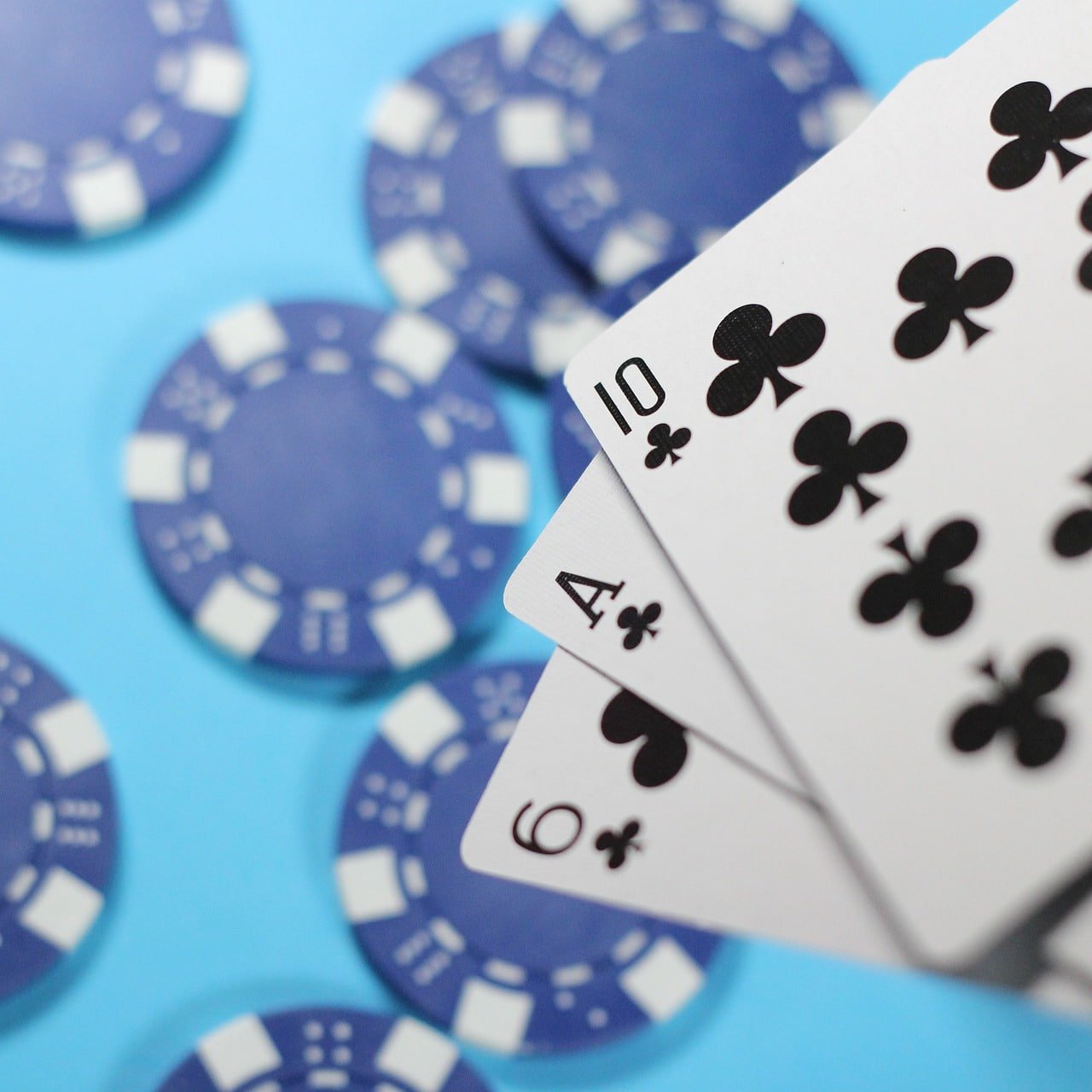 Tampilan sesi live dealer dengan dealer profesional dan meja permainan